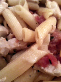 A picture of chicken tomato pasta.