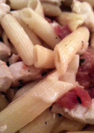 A picture of chicken tomato pasta.
