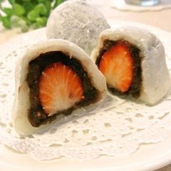 A picture of Strawberry Daifuku Made with Cut Mochi.