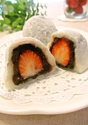 A picture of Strawberry Daifuku Made with Cut Mochi.