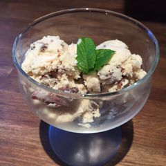 A picture of Rum And Raisin Ice cream.