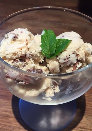 A picture of Rum And Raisin Ice cream.