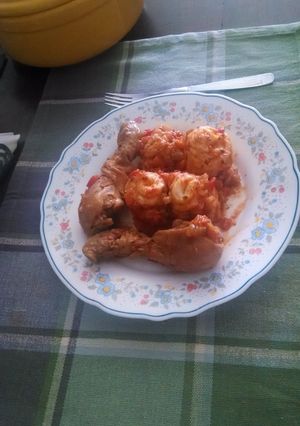 Una foto de Strudel Alemán con salsa y pollo