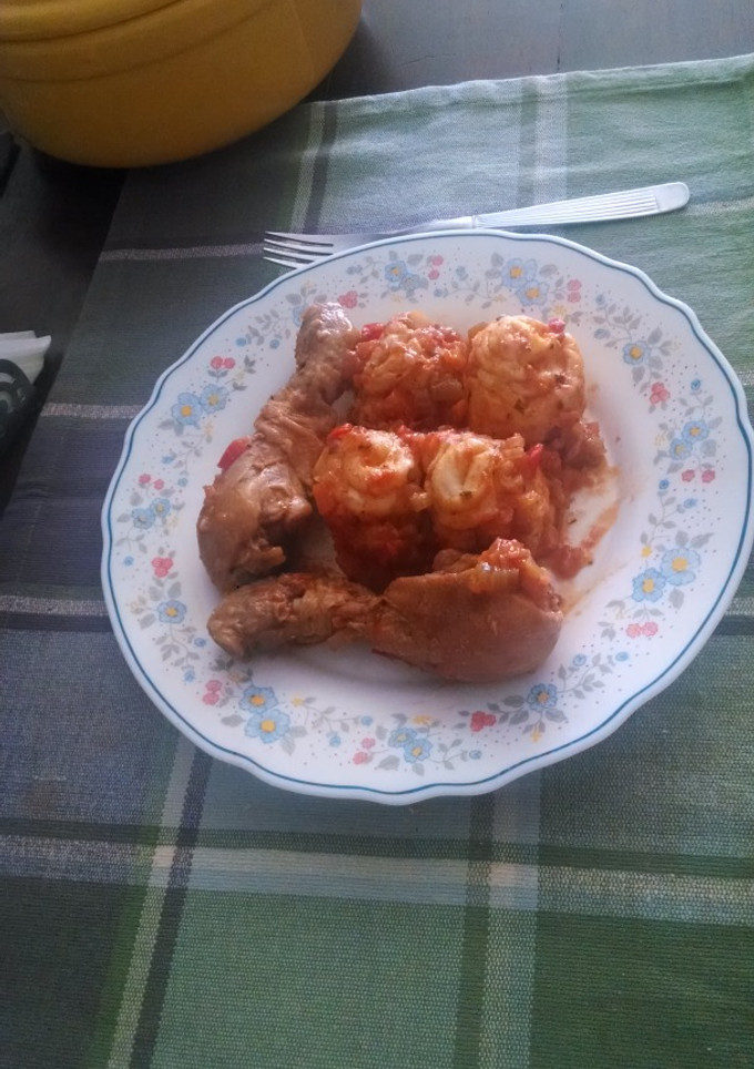Una foto de Strudel Alemán con salsa y pollo