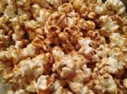 Una foto de palomitas de maiz con mantequilla