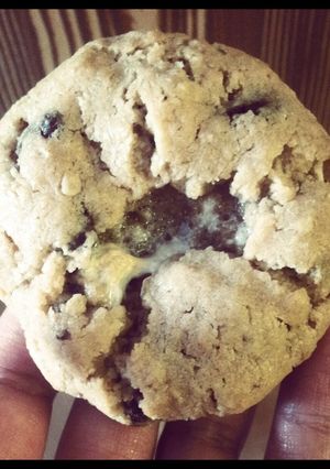 A picture of Oat meal and chocolatechip cookies.