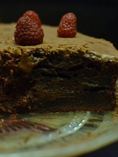 Una foto de Tarta rápida de chocolate con frosting de chocolate y queso