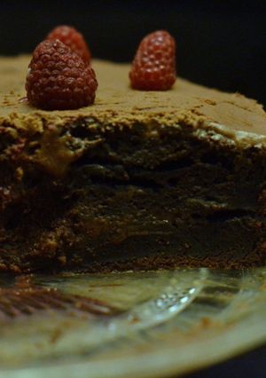 Foto principal de Tarta rápida de chocolate con frosting de chocolate y queso