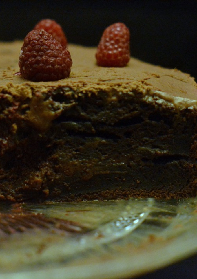 Una foto de Tarta rápida de chocolate con frosting de chocolate y queso
