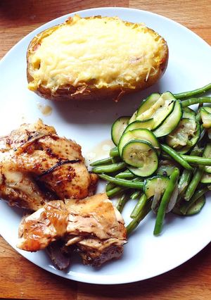 Une photo de Poulet au four et pommes de terre fourrées