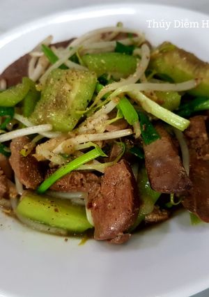 Hình của món Lòng gà xào giá mướp.