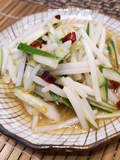 รูปของ ยำถั่วงอกซูกินีแบบเย็น สไตล์จีน 凉拌豆芽黄果菜