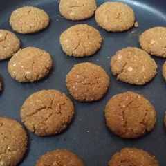 A picture of Chewy and Crunchy Peanut Cookies.