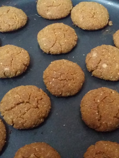 A picture of Chewy and Crunchy Peanut Cookies.