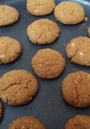 A picture of Chewy and Crunchy Peanut Cookies.