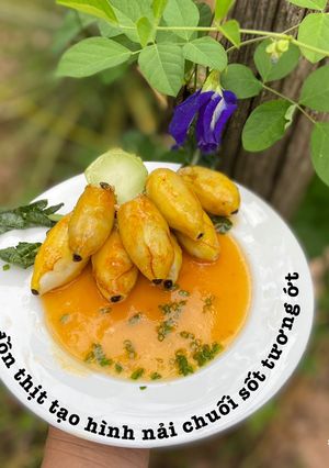 Hình của món Mực dồn thịt tạo hình nải chuối sốt tương ớt.