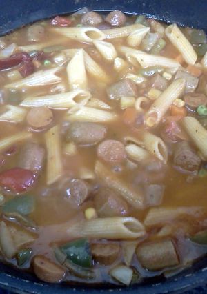 A picture of Guiso (hot dogs and veggies).