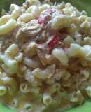 Pasta con salsa de nata con pollo al pimentón dulce