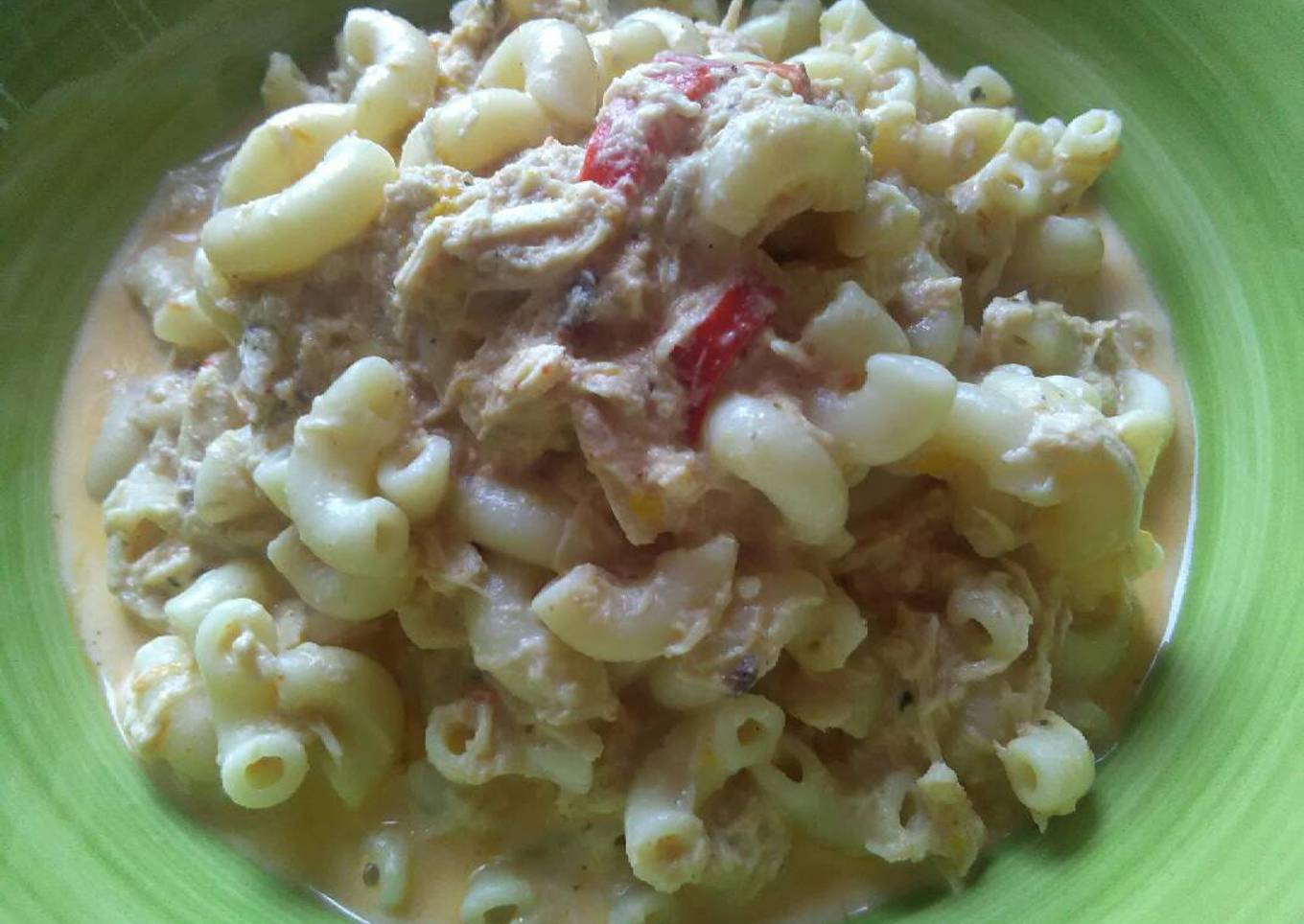 Pasta con salsa de nata con pollo al pimentón dulce