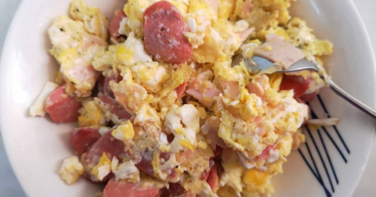 Huevo revuelto con hot dog Receta de Angela Bazan Cookpad