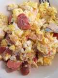 Huevo revuelto con hot dog