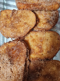 Una foto de Torrijas de leche con azúcar y canela