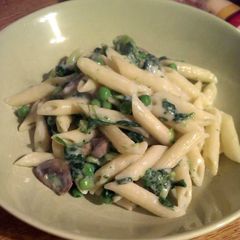 Penne pasta with garlic mushrooms, peas, spinach and broccoli ❤ A picture of Penne pasta with garlic mushrooms, peas, spinach and broccoli ❤.