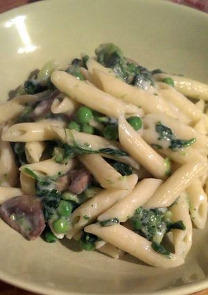 A picture of Penne pasta with garlic mushrooms, peas, spinach and broccoli ❤.