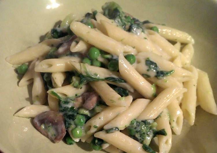 Recipe of Quick Penne pasta with garlic mushrooms, peas, spinach and broccoli ❤