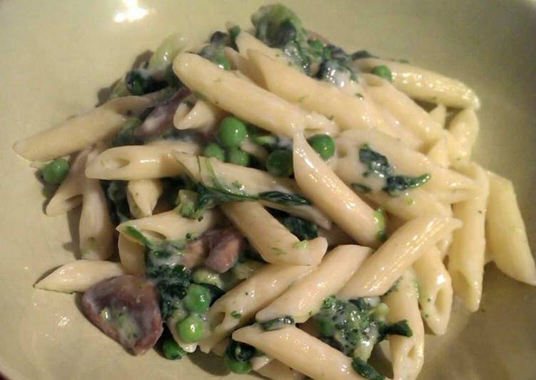 Penne pasta with garlic mushrooms, peas, spinach and broccoli �?�