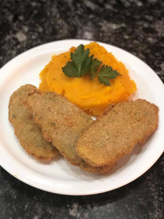 Una foto de Milanesas de berenjena con puré de calabazas express