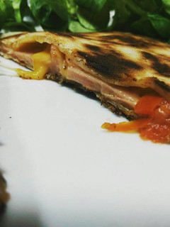 Una foto de Tortitas de trigo con jamón, queso y cherrys