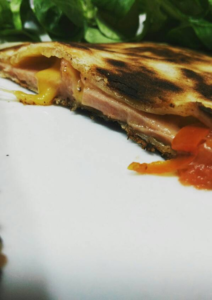 Una foto de Tortitas de trigo con jamón, queso y cherrys