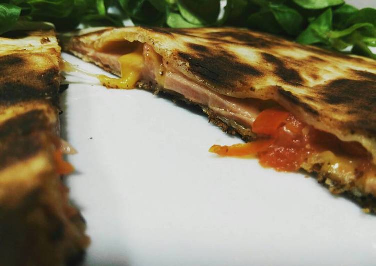 Tortitas de trigo con jamón, queso y cherrys