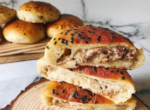 Hình của món Bánh Bao Nướng Nhân Phô Mai Bò - Cheesy Mozzarella Smoky Beef Buns.