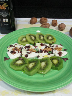 Una foto de Ensalada de mozzarella con kiwis - fácil