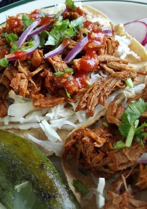 Una foto de Tostadas de Cochinita
