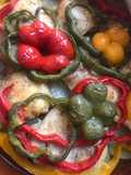 Pollo al horno con pimientos de colores