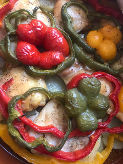 Una foto de Pollo al horno con pimientos de colores