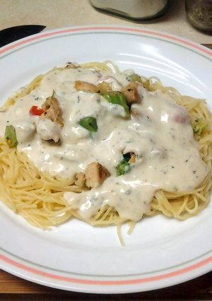 A picture of Chicken Broccoli w. Buttermilk Herb Alfredo.