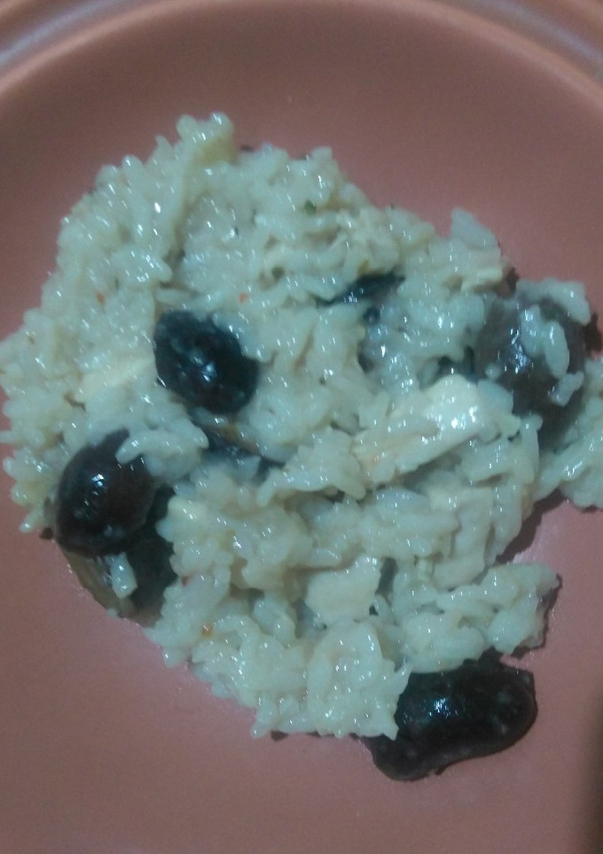 Una foto de Arroz blanco con pechuga, aceitunado