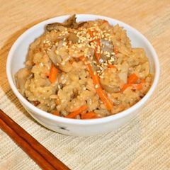 A picture of Rice with Maitake Mushrooms Seasoned with Simmered Pork Belly Sauce.