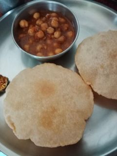 पूरी छोले (Puri chole recipe in hindi) रेसिपी मुख्य फोटो