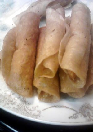 A picture of chicken and cheese flautas.