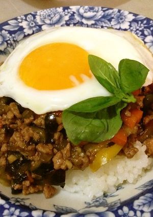 A picture of Easy Pad Ga Prao with Vegetables.