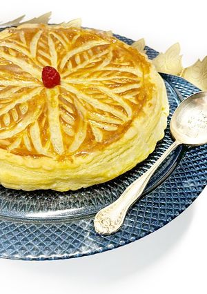 Une photo de Galette des rois crème d’amande / framboise