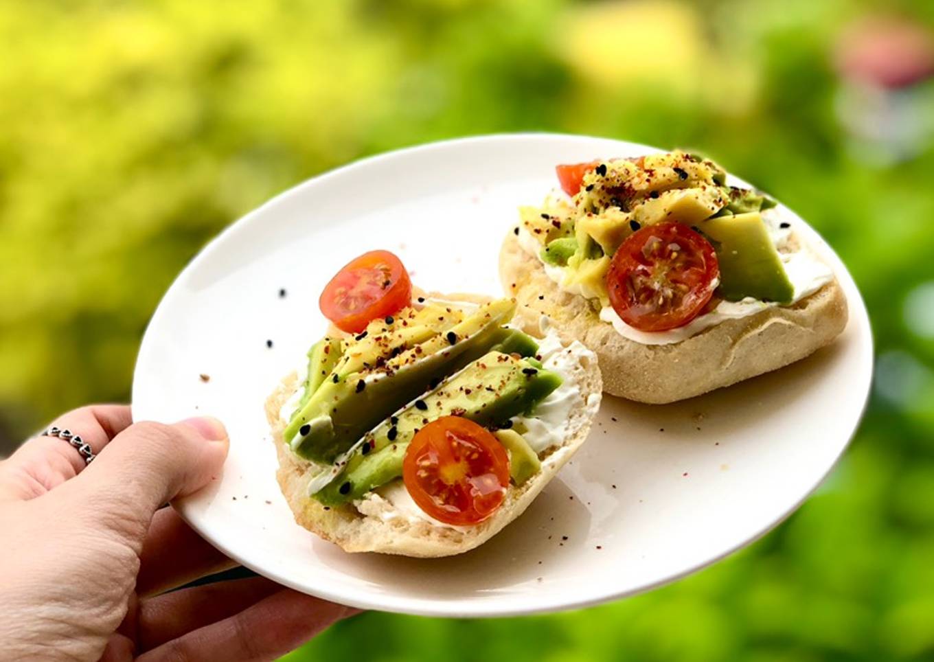 Tostadas de queso y aguacate