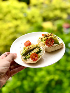 Foto principal de Tostadas de queso y aguacate