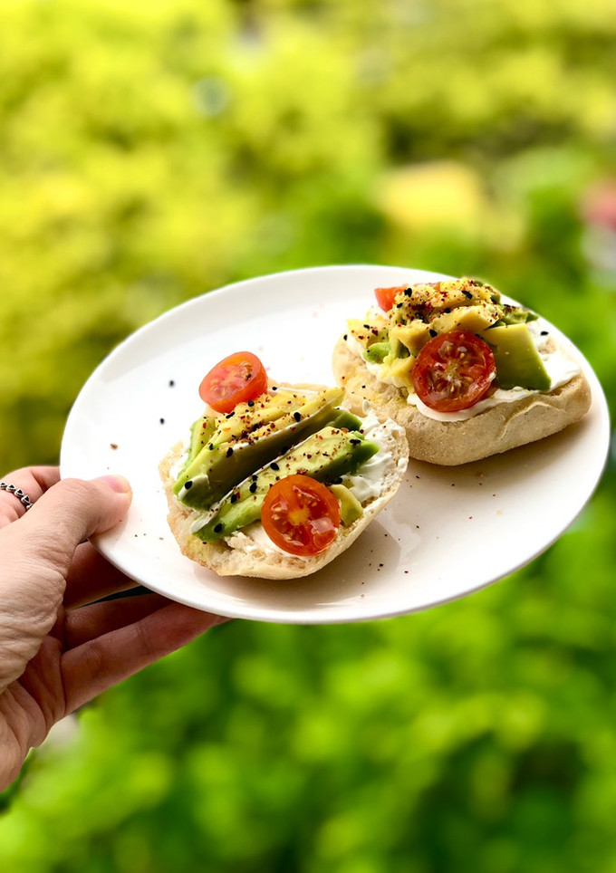 Una foto de Tostadas de queso y aguacate