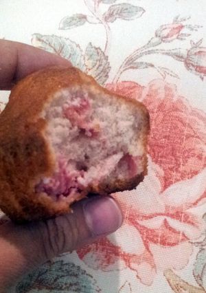 A picture of Roses flavored cupcakes.